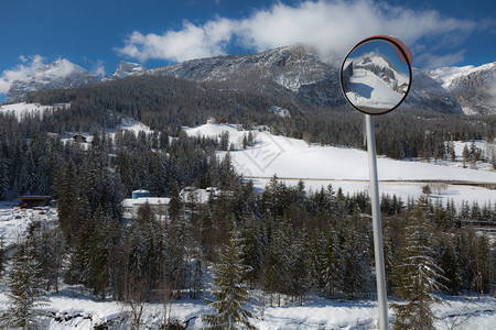 冬季雪景公路背景图片