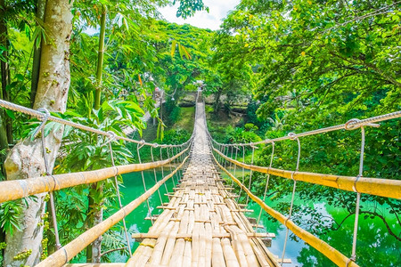 悬浮森林桥高度绞刑在菲律宾热带森林的河上悬浮桥挂竹布人菲律宾徒步旅行背景