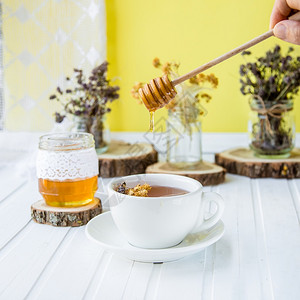 山一杯热茶木桌和园背景一杯热茶木桌上制的蜜糖图片