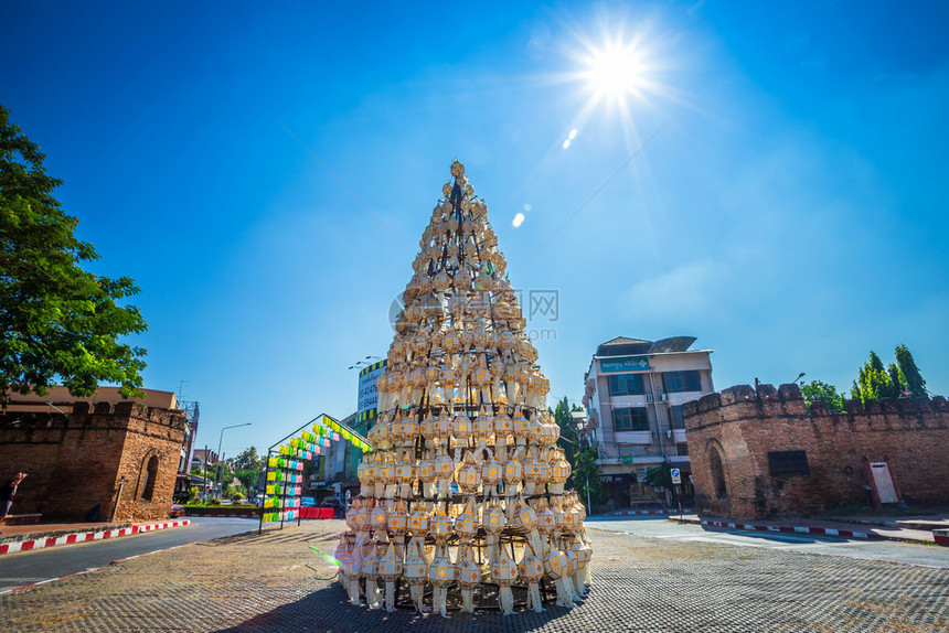 自然市中心装饰清迈门古城墙和泰国北部清迈的穆阿特moatchangphuak大门图片