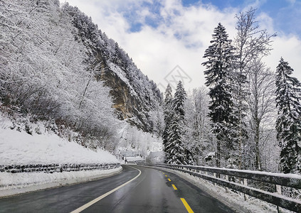 冬季雪景公路背景图片