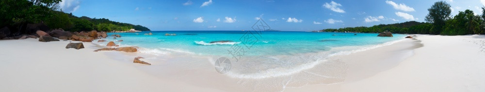 大胆的石头白沙海滩全景图蓝天大石头白沙海滩全景图花岗岩石图片