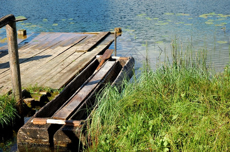 水光束俄罗斯北部森林湖停泊在俄罗斯北部森林湖上的老旧传统木制船粗糙的图片
