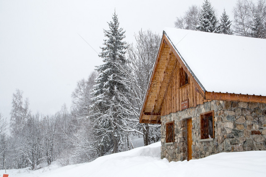 冬季雪景木屋图片