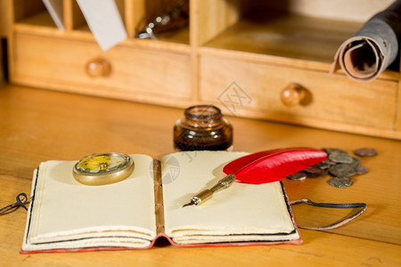 硬币乡村古董在其旅行宝藏日记中作笔图片