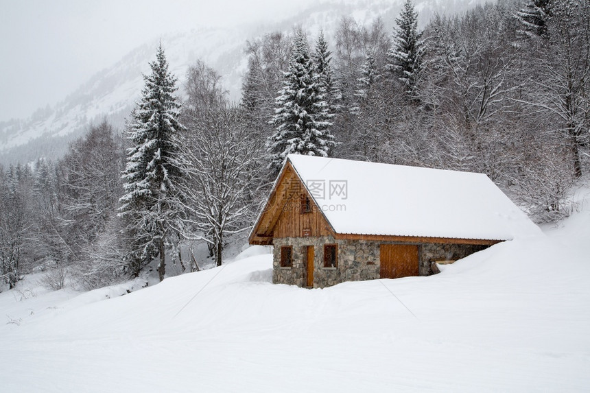 冬季雪地里的木屋图片