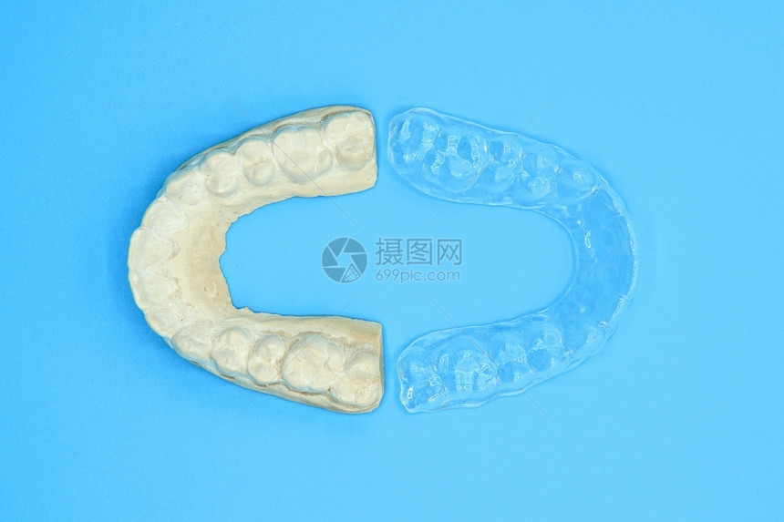 牙齿石膏印模具和透明牙齿矫正器图片