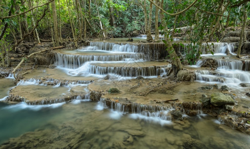 全景级联HuayMaeKhamin瀑布泰国热带雨林的天堂瀑布荒野图片