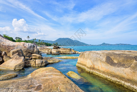 海岸线上岩石和蓝海的美丽自然景观图片