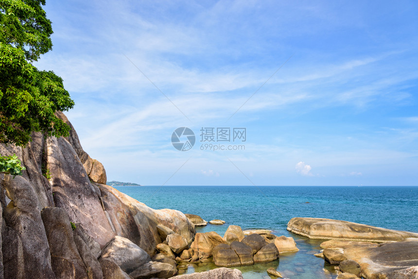 海岸线上岩石和蓝海的自然景观图片