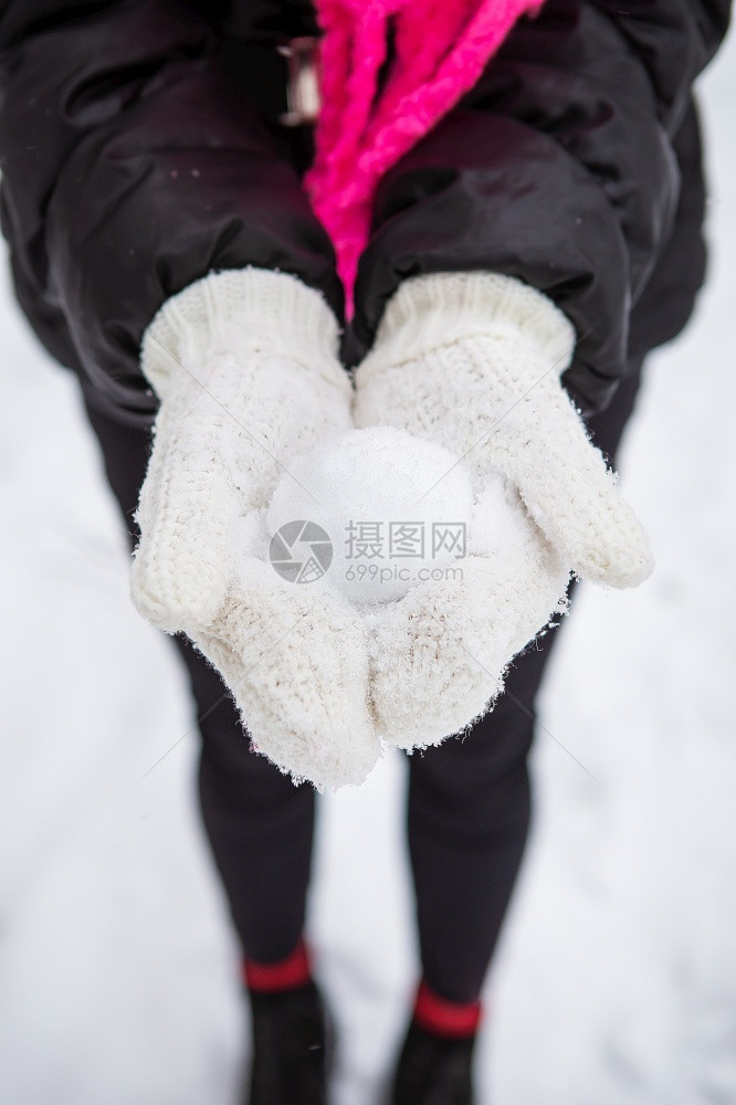 方格的年轻女子手中拿着天然软雪想做球在森林中度过冬日户外更近身的露天年轻女子手里握着天然软雪在森林中过冬日户外更近身游戏柔软的图片