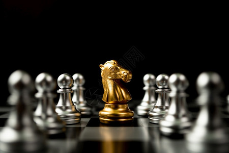 金象棋赛马站在其他国际象棋旁领袖概念必须在竞争领导力和商业愿景方面有勇气与挑战才能赢得商业游戏的胜利掌权者棋盘金融的战略背景