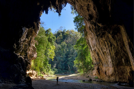 吸引力在ThamLod洞穴派MaehongsonThamLod洞穴泰国最神奇的山洞之一内拍摄张照片人们相机背景图片