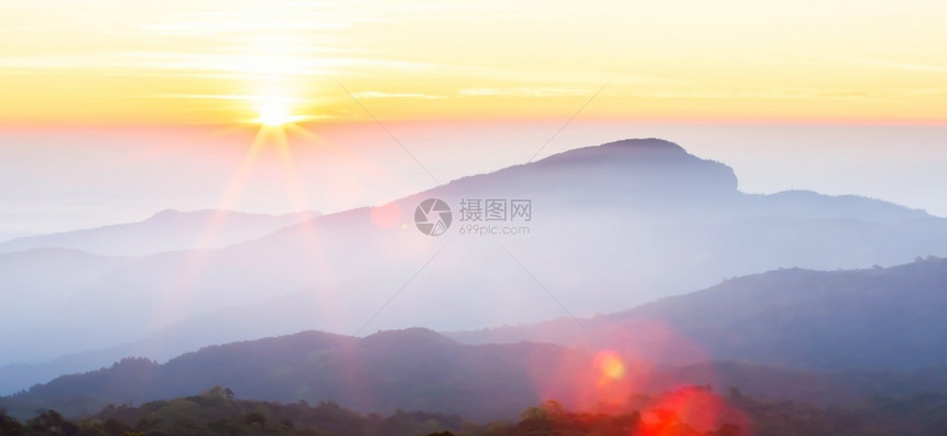 山谷山脉中的日出图片