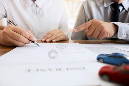 投资保持险代理商解释如何与客户协商签署保单表格和险代理商解释合同背景图片