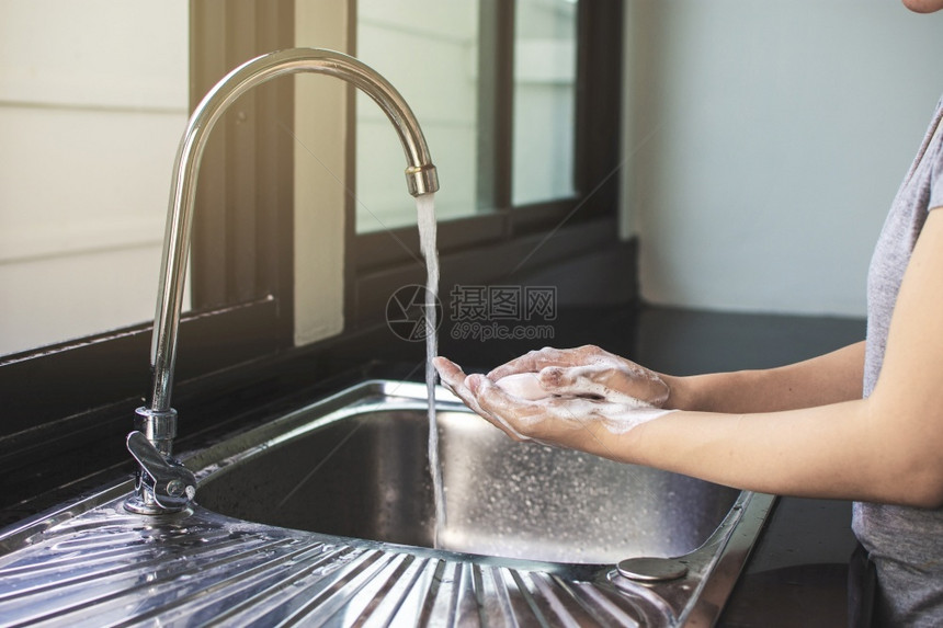 湿的液体妇女用肥皂抗菌剂洗手防止感染细菌和冠状Covid19保健概念护图片