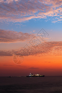 旅行接触加勒从洛荷兰堡傍晚的多彩日落景色太阳下蓝小时后海帆船在地平线上长期照射摄影图片