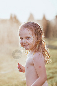 夏天享受洒水的小女孩图片