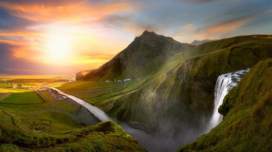 从冰岛瀑布流下来的河日落时环绕着山峰敬畏移动图片