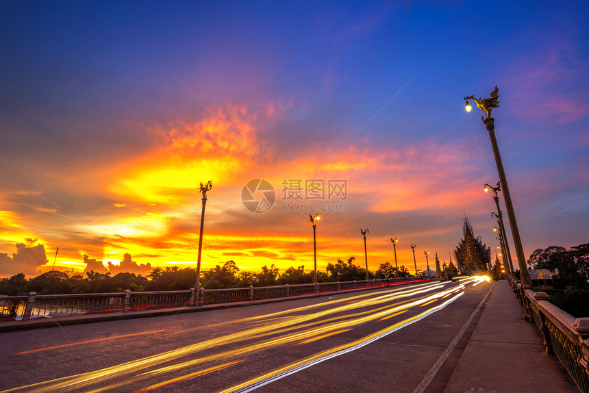引领天际线运输泰国Phitsanulok市南河大桥上美丽的日落图片