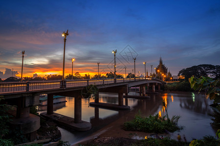 暮白色的夜晚泰国Phitsanulok市南河大桥上美丽的日落图片