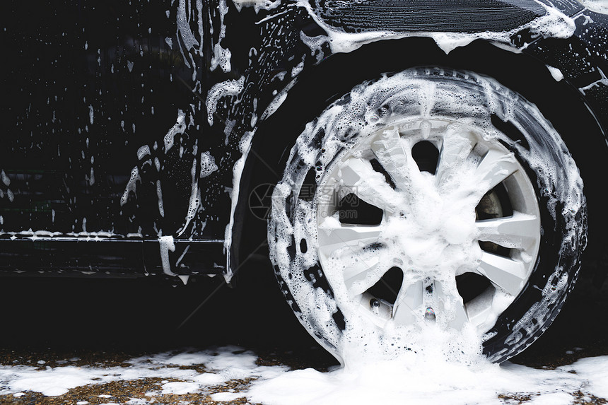 利用活泡沫肥皂清洁机轮胎商业清洁服务概念洗车关心蜡积极的图片