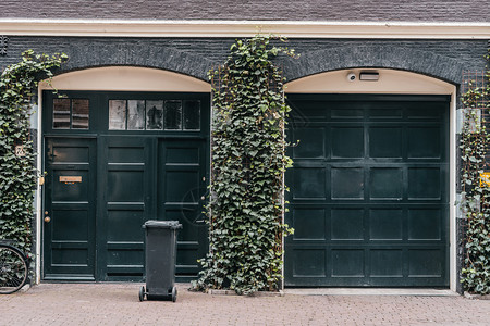 墙传统欧洲车库有黑砖和门停車處质地图片