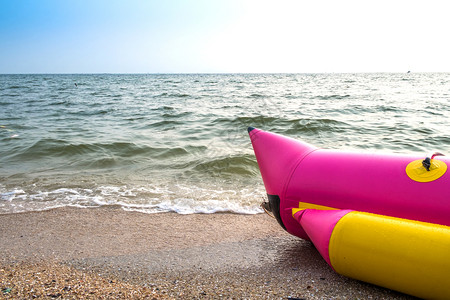 快乐的海滩上香蕉船沙海和蓝天空漂流泰国图片