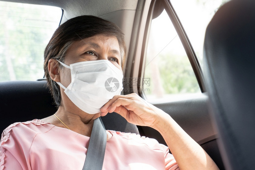 出去坐着亚洲老年女乘客在公共交通中的健康和保概念中坐在保护热和流行的汽车中时佩戴防护或外科面具以防止冠状或Covid19公共卫生图片