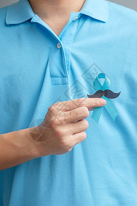 拿着蓝丝带的男子预防癌症概念背景图片