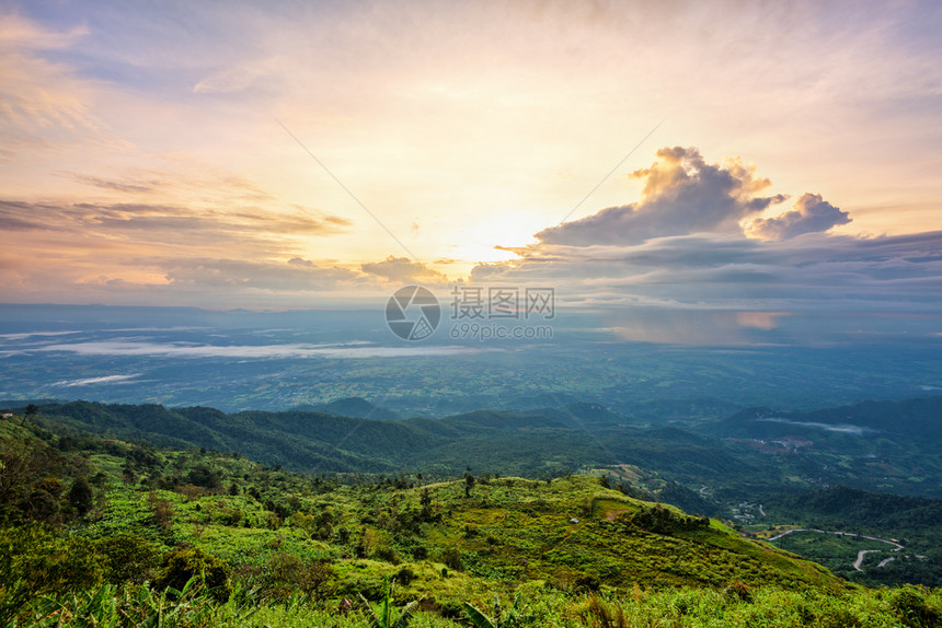 日出时泰国PhuThapBerk的菲沙本省著名旅游景点PhuBerk在月光下登上山顶的多彩天空中高视美丽的自然景观森林黄色的场景图片