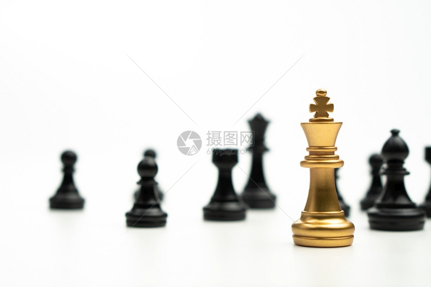 商业的力量防御金象棋王站在其他旁一个领袖的概念必须在竞争领导才能和商业愿景方面有勇气和挑战以赢得商业游戏的胜利一名领导人的概念必图片