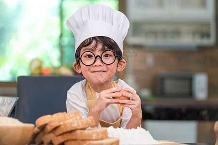 厨房做面包的小男孩图片