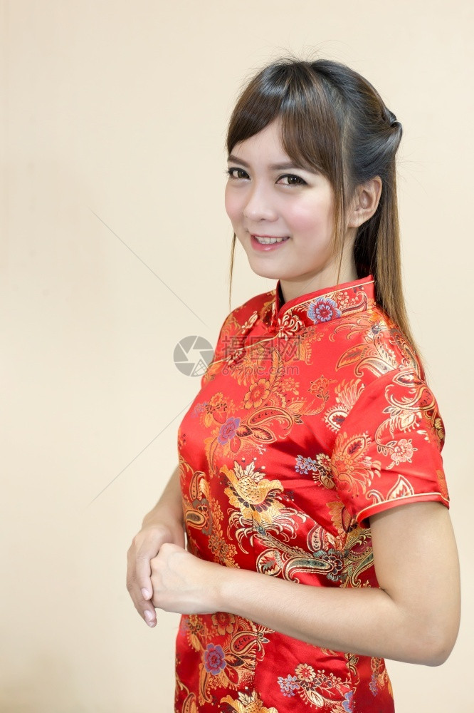 保佑亚裔妇女以传统的中文或青相语向亚洲妇女打贺礼手举欢迎表情幸运地在新年庆祝红金式的人节日走运幸的淑女图片