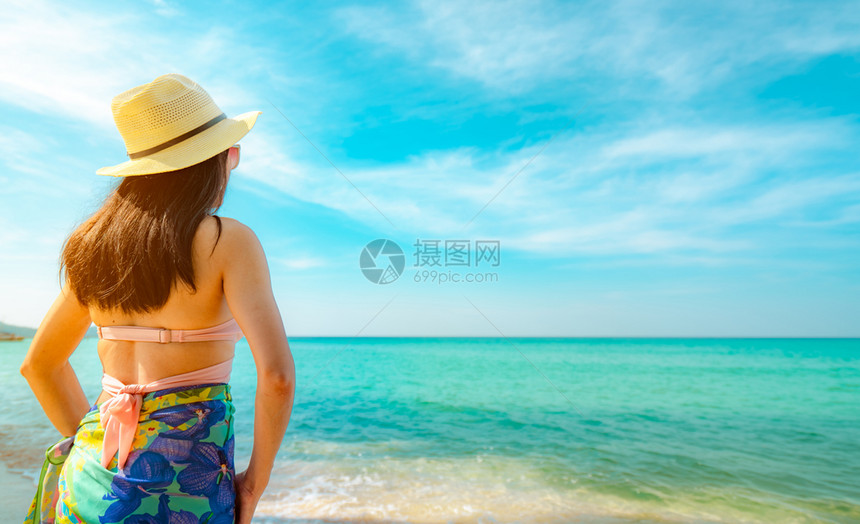 女子在海边享受假期图片