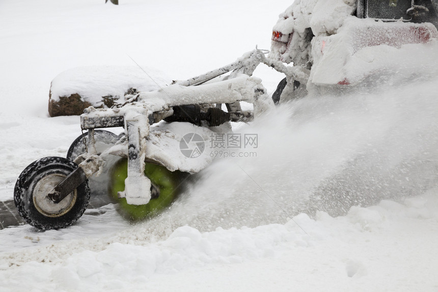 在冬季清理道路积雪时该照片在快速移动撤雪设备期间模糊不清为冬季行人公路打扫了过冬的清工作季节太阳场景图片