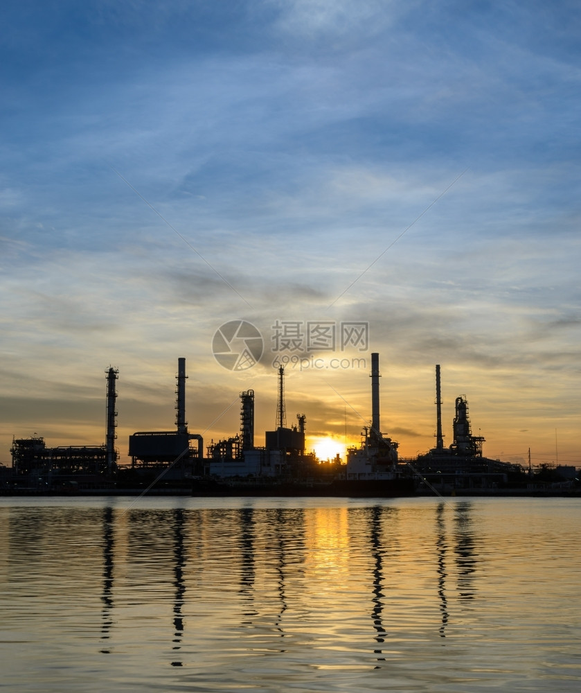 行业建造早晨日出时石油炼厂或化工以光透反射图片