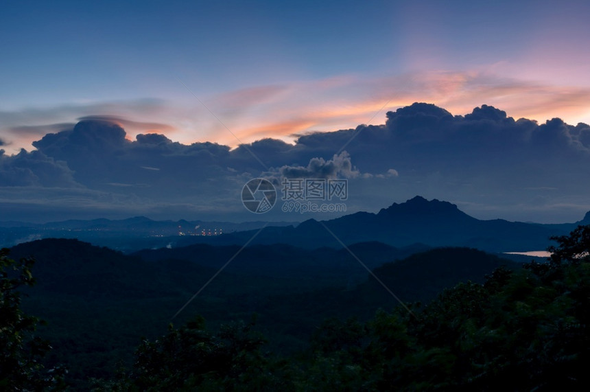 旅行多雾路段丰富彩的山上美丽日落鲜艳乌云与天空在雨起雾后梅莫图片