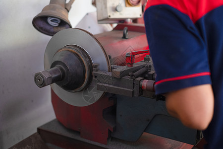 修理制动刹车的机械人使用拉工具打动自汽车的盘子刹部件精确工匠图片