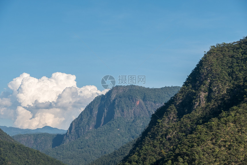 森林位于泰国北部的家公园山谷中大和雨林公园谷地为泰国北部夏天叶子图片