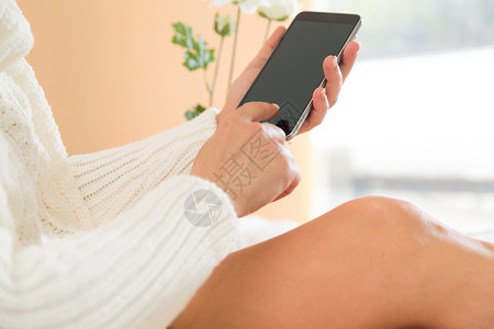 女妇一边看着你的手机一边在床上吃早餐一边看手机腿球衣图片