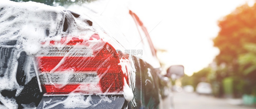 采用活泡沫肥皂商业清洁洗服务概念进行户外洗车闪耀关心肮脏的图片