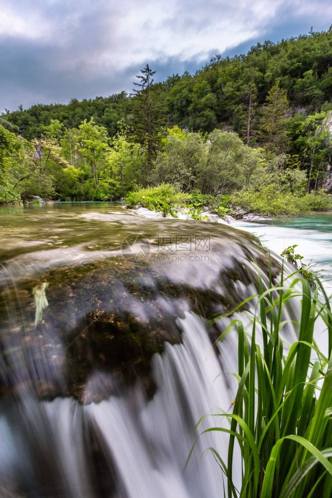 蓝色的克罗地亚普利维茨湖公园瀑布草普利特维卡图片