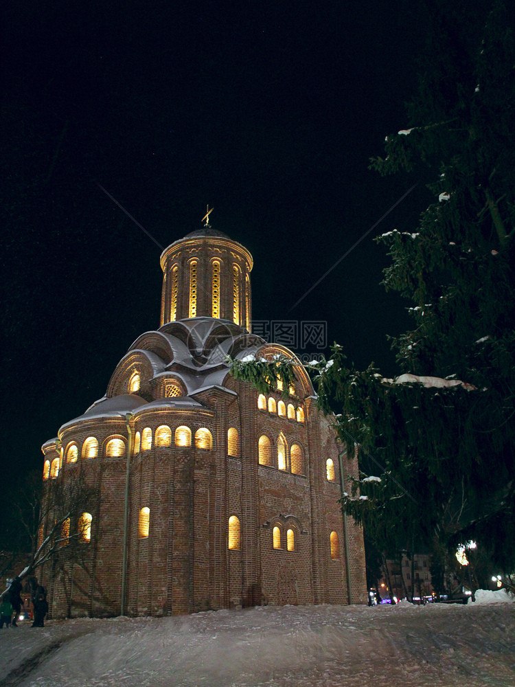 冬天灵教堂夜间窗户被黄灯照亮宗教图片