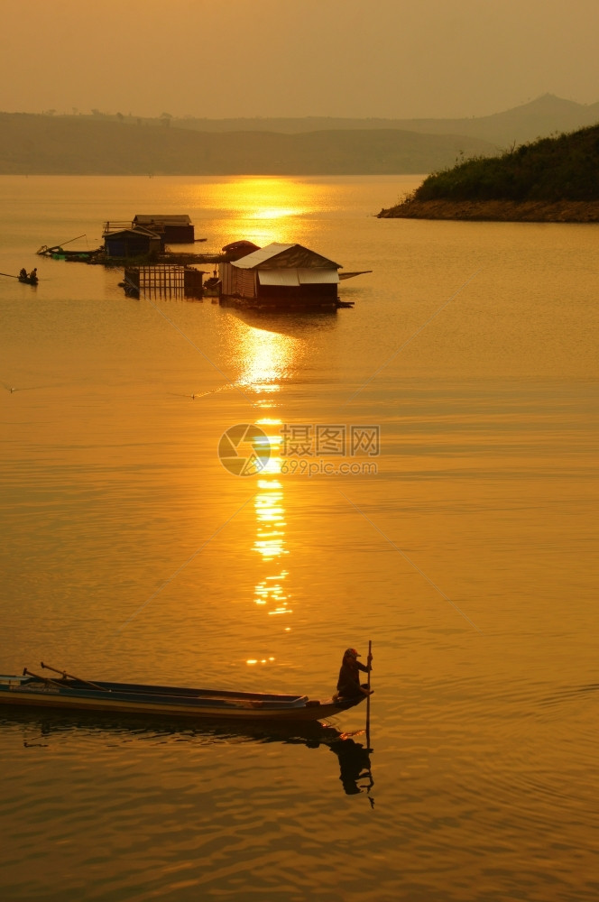 日落时越南农村摘要黄天上的阳光充满活力的颜色在越南DakakNamKa湖越南DakakKakk水上房屋划一排船的人轮椅令惊叹的越图片