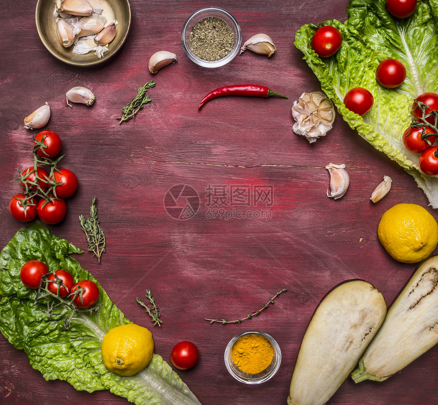 分支木头健康食品烹饪和素概念树枝上的西红柿柠檬橄榄油红辣椒香草药生菜茄子的文字种植地木制背景最美观团体图片