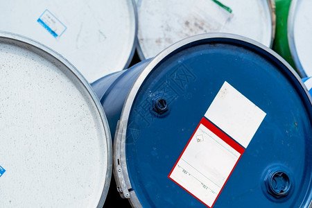金属柴油机有选择地把重点放在旧化学桶的蓝油钢铁储罐有毒废物仓库危险化学品桶和警告标签在包装桶中存放工业废物农药背景图片