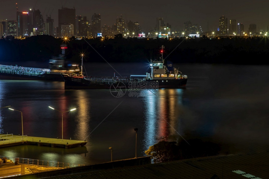 城市景观泰国曼谷20年4月9日货船停在Chao祈祷河中部和曼谷市美丽景色的夜晚地标图片