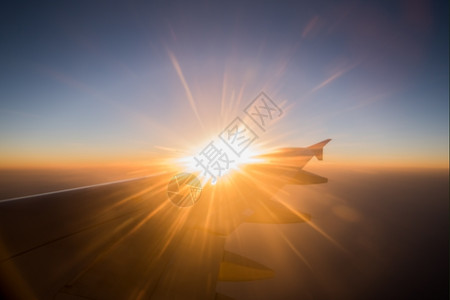 太阳高度喷射夜在暮光天空上飞行窗口平面的景色令人惊叹红的乘客设计图片
