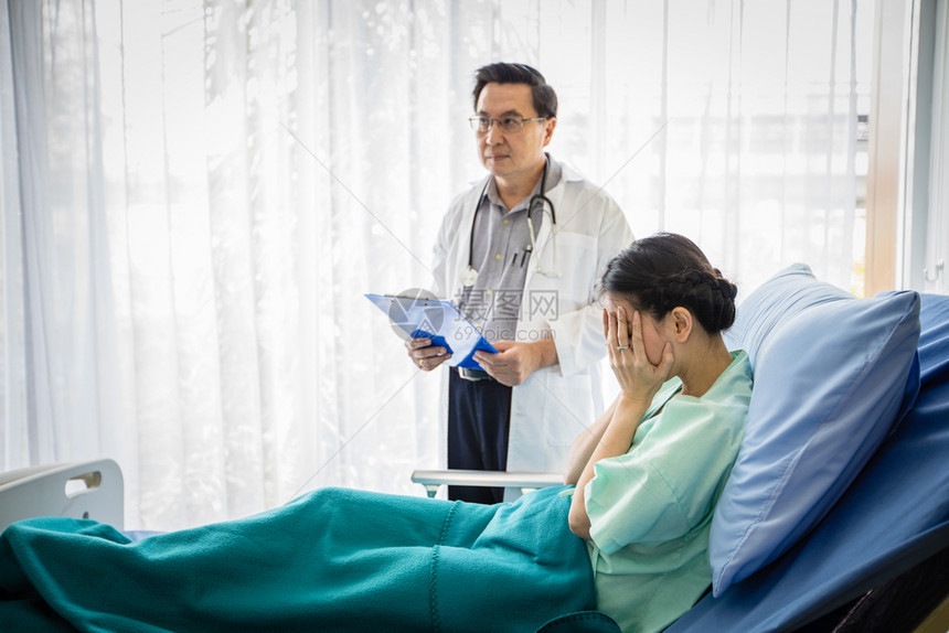 男医生向女病人解释病情图片